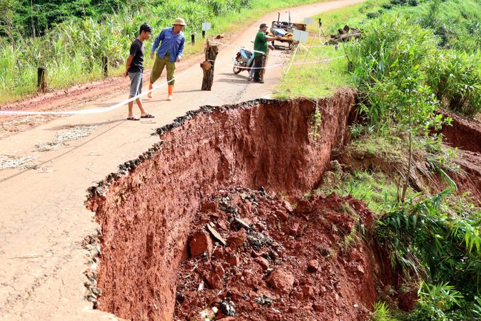 Sạt lở đã “ăn" sâu vào 2/3 tuyến đường