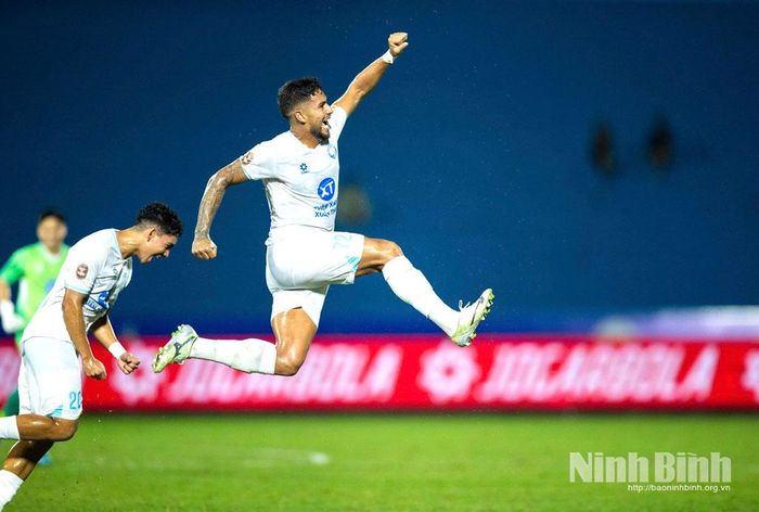 Cầu thủ Romulo ăn mừng bàn thắng nâng tỷ số lên 3-0 cho đội chủ nhà Thép Xanh Nam Định.
