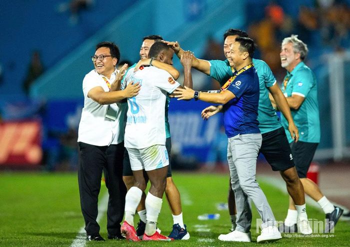 Ban huấn luyện CLB Thép Xanh Nam Định chúc mừng bàn thắng của cầu thủ Ezequiel Santos.