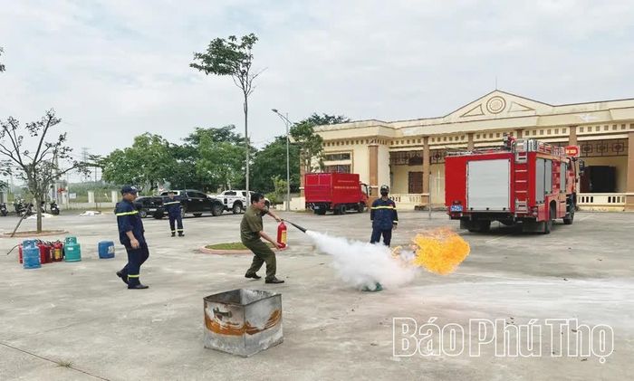 Phòng Cảnh sát PCCC và CNCH, Công an tỉnh tổ chức chương trình huấn luyện nghiệp vụ, tuyên truyền và trải nghiệm thực hành PCCC, CNCH cho lực lượng dân phòng, đại diện các cơ sở sản xuất, kinh doanh có nguy cơ cháy, nổ cao và đông đảo người dân xã Hoàng Cương.