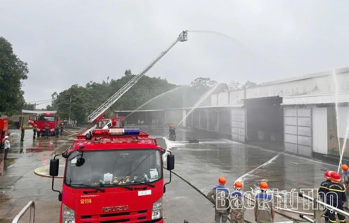 Phòng Cảnh sát PCCC và CNCH phối hợp tổ chức thực tập phương án chữa cháy và cứu nạn, cứu hộ tại Công ty TNHH TMDV Tổng hợp Hoa Linh, xã Đông Thành.