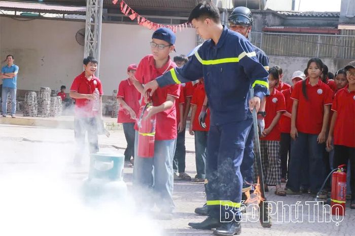 Phòng Cảnh sát PCCC và CNCH, Công an tỉnh tổ chức chương trình tuyên truyền, trải nghiệm, thực hành PCCC và CNCH tại Trường THCS Xuân Lộc, xã Đào Xá.
