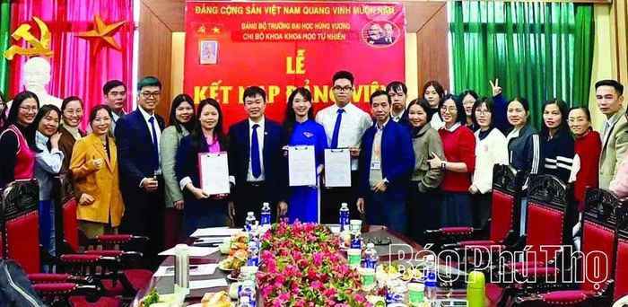 Chi bộ Khoa Khoa học tự nhiên tổ chức Lễ kết nạp đảng viên, bổ sung nguồn lực trẻ cho Đảng.