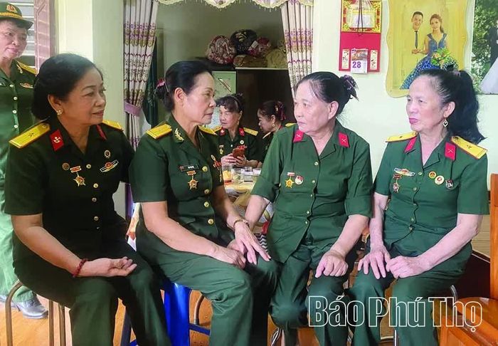 Ngôi nhà tình nghĩa là mái ấm của nữ chiến sĩ Trường Sơn Hoàng Thị Hùng ở xã Đào Xá, được xây dựng với sự kết nối, hỗ trợ của đồng đội.