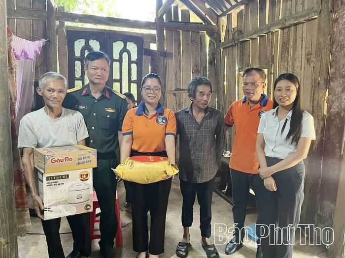 Ban Tổ chức trao quà cho người cao tuổi trên địa bàn xã Đoan Hùng. 