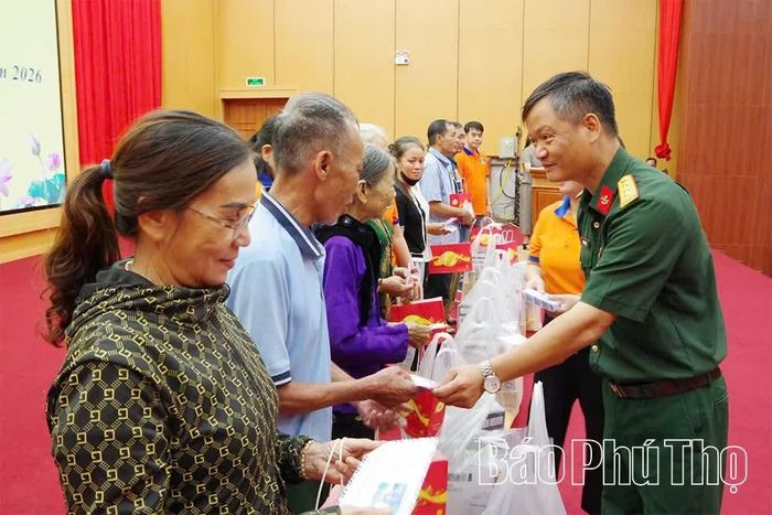 Thượng tá Nguyễn Đình Tú - Phó Lữ đoàn trưởng Lữ đoàn 249 (Binh chủng Công binh), đồng thời là thành viên Câu lạc bộ Thiện nguyện vì sức khỏe cộng đồng trao quà tặng các hộ gia đình có hoàn cảnh đặc biệt khó khăn.