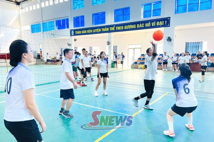 Một trận đấu bóng chuyền hơi tại hội thao.