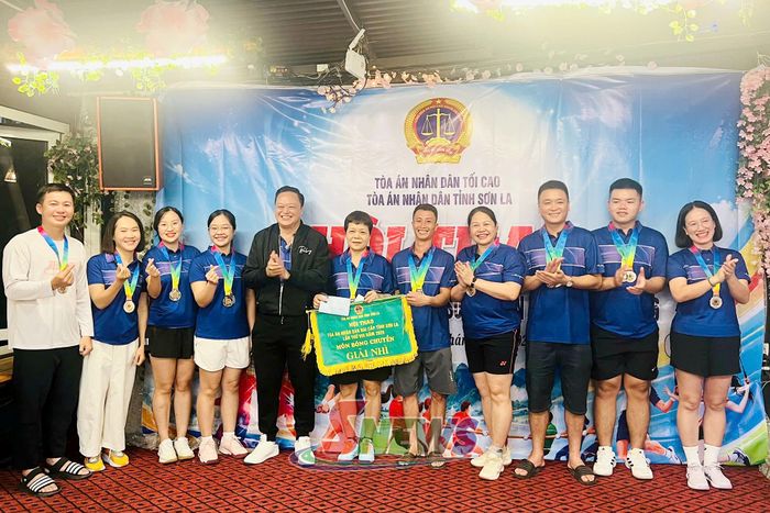 Lãnh đạo Tòa án nhân dân tỉnh trao giải cho các vận động viên đoạt giải.