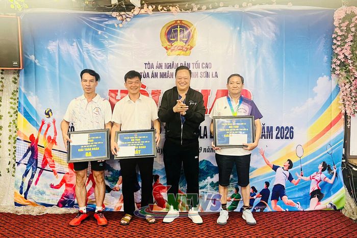 Ban tổ chức trao giải toàn đoàn cho các đơn vị đạt thành tích xuất sắc.