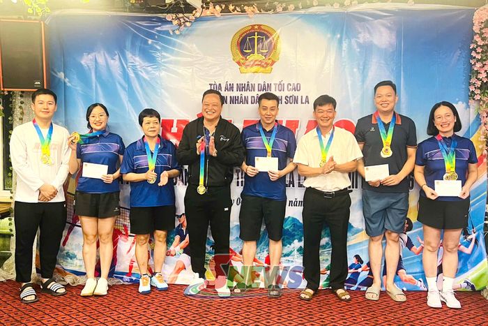 Trao giải nhất cho các đôi vận động viên môn pickleball.