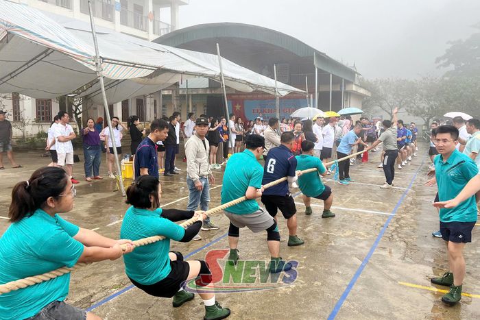 Thi đấu nội dung kéo co.