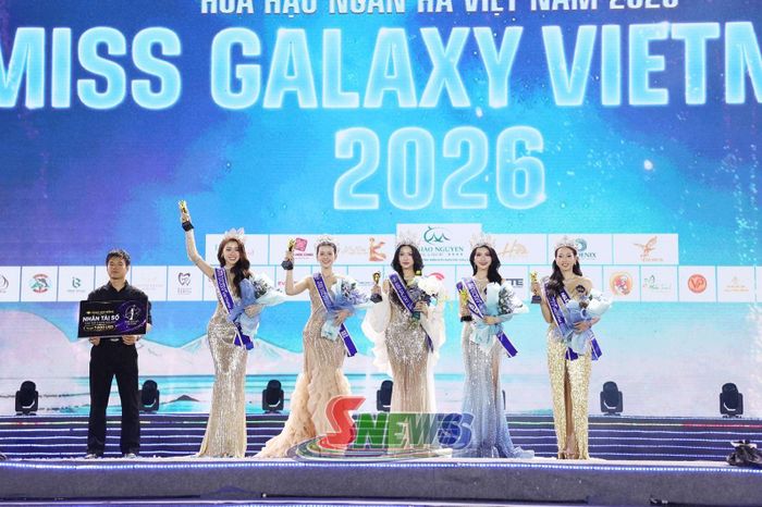 Hoa hậu và các Á hậu đăng quang tại cuộc thi.