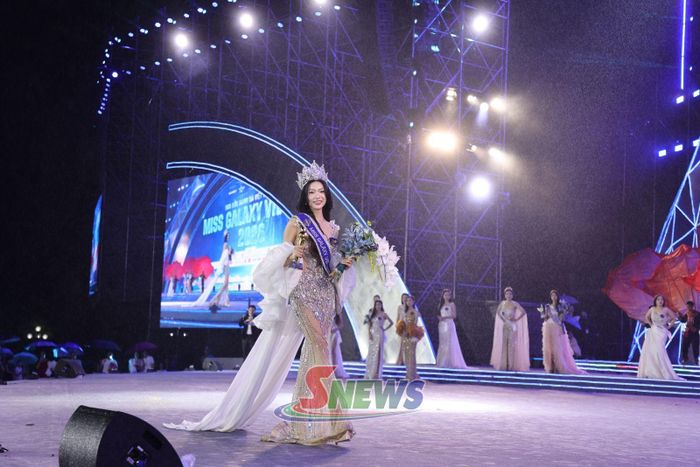 Hoa hậu Miss Galaxy Vietnam 2026 - Dương Phương Thảo sải bước trên sân khấu.