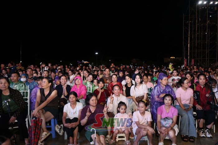 Đông đảo khán giả đến theo dõi, cổ vũ chương trình.