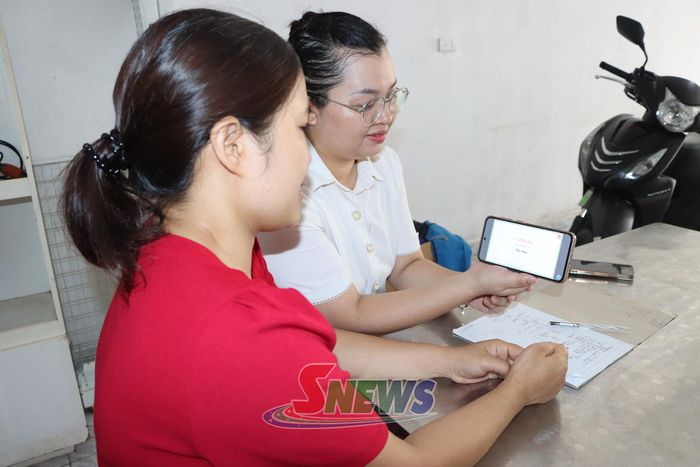 Chị Lưu Thị Huế, tiểu khu 2, xã Phù Yên học tiếng Hàn chuẩn bị đi lao động thời vụ tại Hàn Quốc.