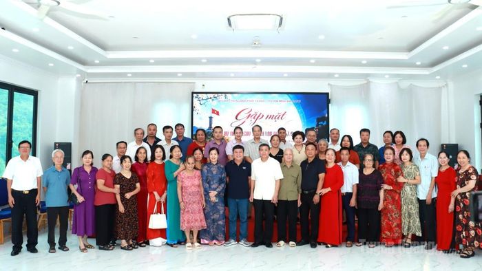 Các đại biểu chụp ảnh lưu niệm tại buổi gặp mặt.
