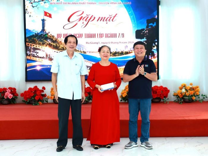 Giám đốc Báo và phát thanh, truyền hình Tuyên Quang Mai Đức Thông chúc mừng Hội Hưu trí ngành Phát thanh – Truyền hình Hà Giang.