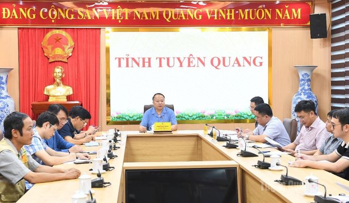Chủ tịch UBND tỉnh Phan Huy Ngọc chủ trì làm việc với lãnh đạo các sở, ngành đơn vị liên quan, các nhà thầu nhằm tháo gỡ khó khăn, chỉ đạo quyết liệt đẩy nhanh tiến độ thực hiện dự án.