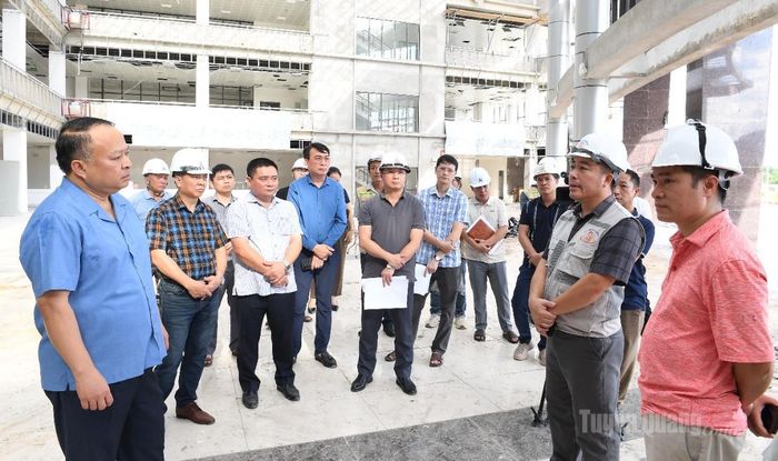 Chủ tịch UBND tỉnh Phan Huy Ngọc nghe đơn vị thi công báo cáo tiến độ thực hiện các gói thầu.
