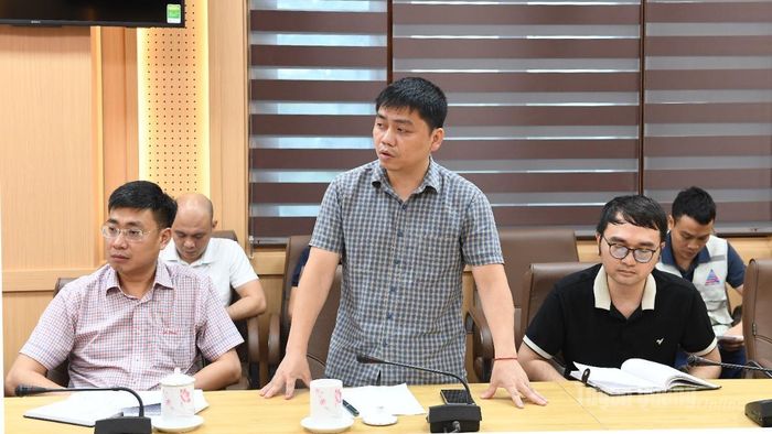 Đại diện đơn vị thi công báo cáo về tình hình thực hiện dự án theo từng gói thầu.