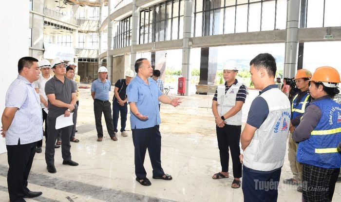 Chủ tịch UBND tỉnh Phan Huy Ngọc yêu cầu nhà thầu, đơn vị thi công nâng cao trách nhiệm, đẩy nhanh tiến độ thực hiện dự án.