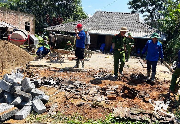 Công an xã Cao Minh cùng đoàn viên thanh niên trong xã hỗ trợ người dân thôn Pù Lườn xây dựng nhà.