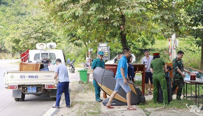 Các lực lượng và người dân hỗ trợ gia đình bà Huyền di chuyển tài sản đến nơi an toàn.