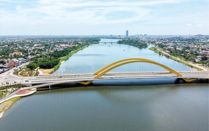 Cầu Nguyễn Hoàng bắc qua sông Hương. Ảnh: Đức Quang 