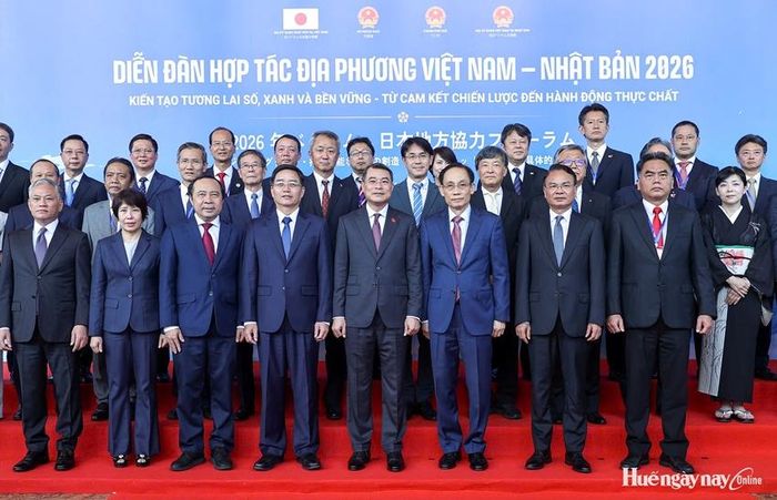 Thủ tướng Lê Minh Hưng chụp ảnh lưu niệm cùng các đại biểu tại Diễn đàn.  