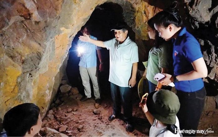 Trong lòng địa đạo (cựu chiến binh Dương Đình Hàm là người mặc áo trắng, đứng chỉ tay giới thiệu một khu vực trong địa đạo). 