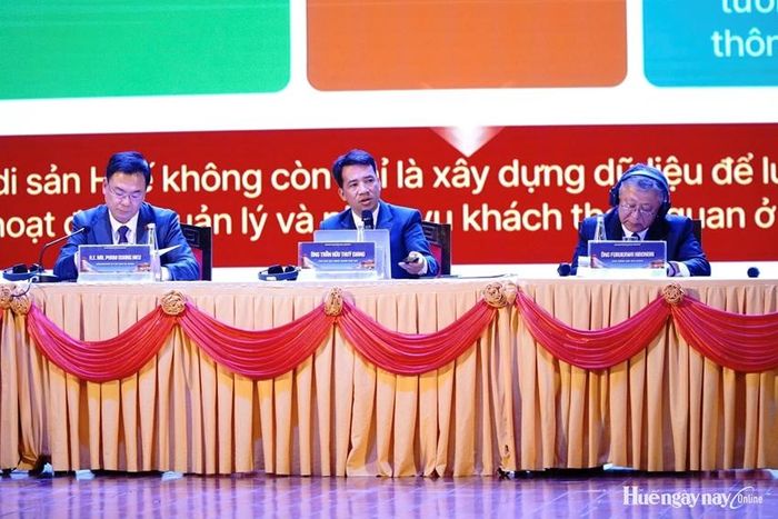Phó Chủ tịch UBND thành phố Huế Trần Hữu Thùy Giang (giữa) trình bày tham luận tại phiên thảo luận chuyên đề.