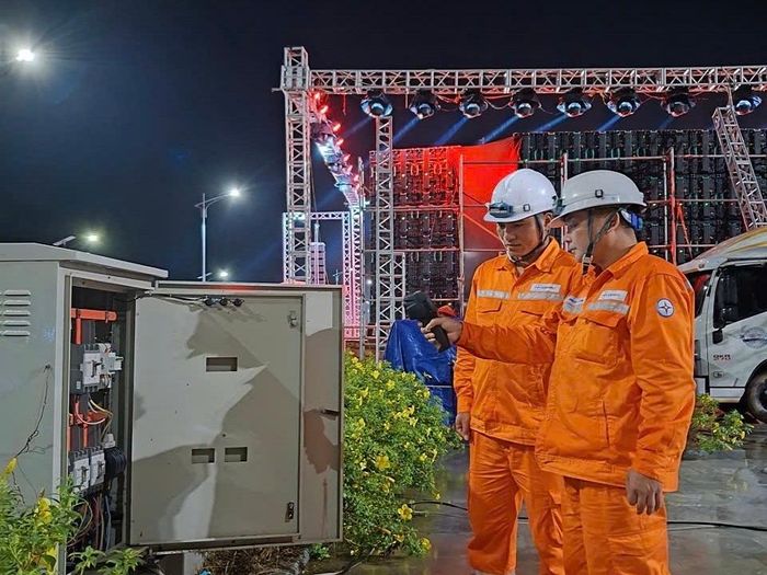 Nhân viên Điện lực Vân Đồn kiểm tra thông số kỹ thuật vận hành đảm bảo cấp điện chương trình Dấu son lịch sử - Khát vọng Quảng Ninh tổ chức tại đảo Cô Tô