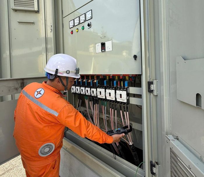 Nhân viên Điện lực Uông Bí kiểm tra hệ thống điện và TBA Trường PTTH Uông Bí đảm bảo cấp điện cho Năm học mới 2026-2027
