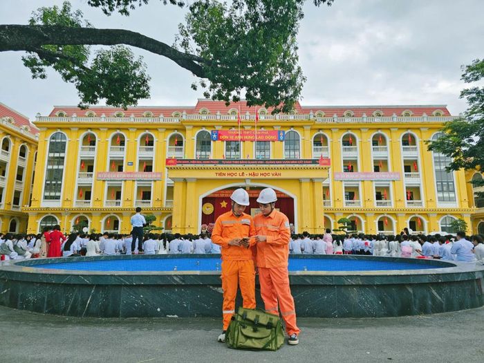 Nhân viên Công ty Điện lực Quảng Ninh trực cấp điện tại các điểm trường trên địa bàn thành phố