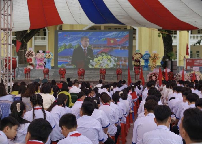 Các em học sinh Trường PTTH Hòn Gai đang theo dõi Thủ tướng Chính phủ Lê Minh Hưng phát biểu tại Lễ khai giảng được truyền hình trực tiếp từ Trường Phổ thông nội trú Mường Khương (tỉnh Lào Cai)