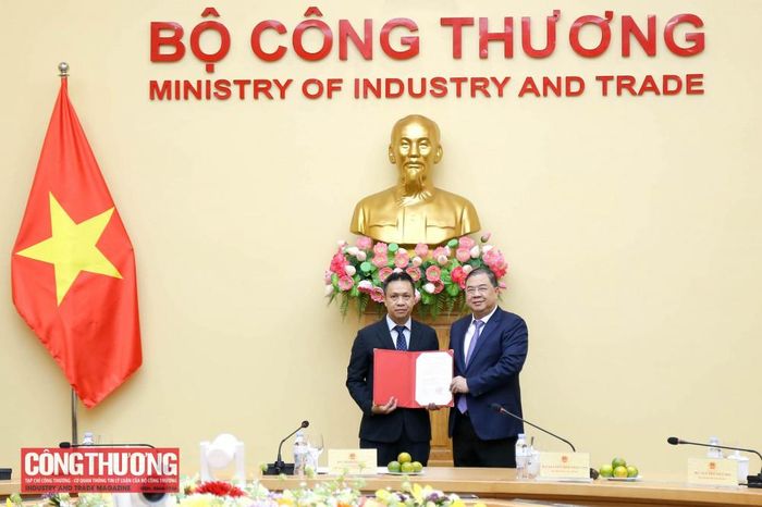 Ủy viên Bộ Chính trị, Phó Thủ tướng Thường trực Phạm Gia Túc trao quyết định bổ nhiệm Thứ trưởng Bộ Công Thương Nguyễn Việt Sơn