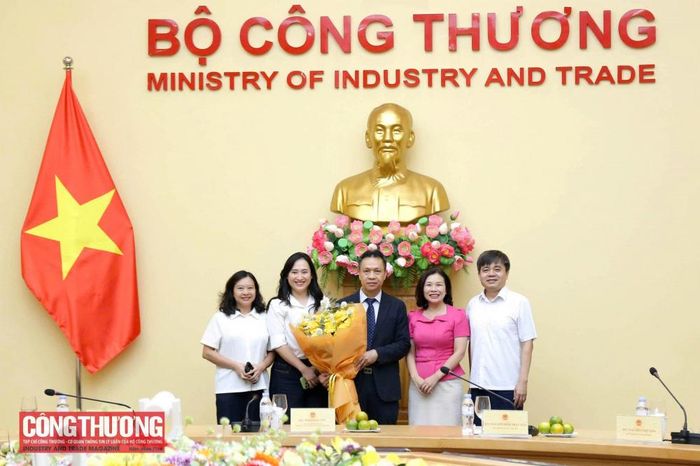 Đại diện các đơn vị chúc mừng Thứ trưởng Nguyễn Việt Sơn