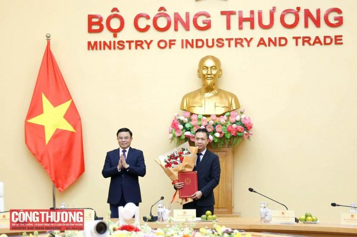 Bộ trưởng Bộ Công Thương Lê Mạnh Hùng tặng hoa chúc mừng Thứ trưởng Nguyễn Việt Sơn
