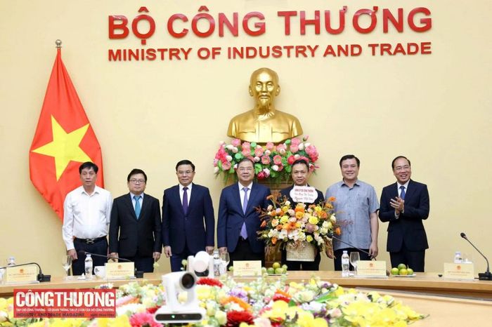 Ủy viên Bộ Chính trị, Phó Thủ tướng Thường trực Phạm Gia Túc; Bí thư Đảng ủy, Bộ trưởng Bộ Công Thương Lê Mạnh Hùng cùng các Ủy viên Ban Thường vụ Đảng ủy Bộ Công Thương  chúc mừng Thứ trưởng Nguyễn Việt Sơn.