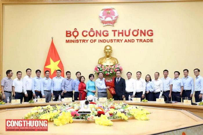 Lãnh đạo, chuyên viên Vụ Dầu khí và Than chúc mừng Thứ trưởng Nguyễn Việt Sơn