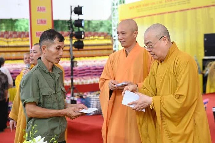 Trưởng lão Hòa thượng Thích Thanh Nhiễu trao quà đến các thương binh, bệnh binh