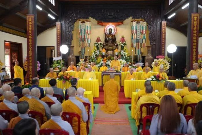 Hòa thượng Thích Minh Nhật chúc mừng đến Đại đức Thích Nguyên Thể