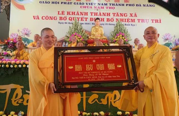 Ban Trị sự GHPGVN TP.Đà Nẵng tặng khánh vàng đến Đại đức tân trụ trì chùa Nam Thọ