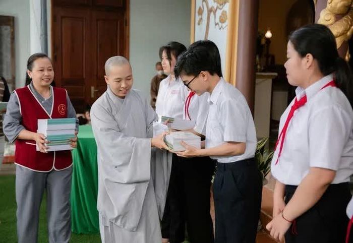 Những phần quà của Câu lạc bộ Hiểu và Thương giúp các em có thêm điều kiện chuẩn bị sách vở, dụng cụ học tập, an tâm bước vào năm học mới