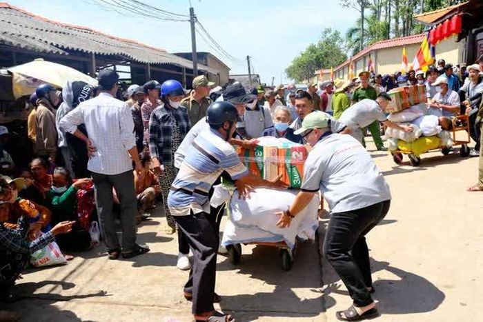 Chư Tăng, Phật tử tịnh xá Ngọc Chánh, nhóm Thiện Nguyện Chánh Đạo hỗ trợ người khiếm thị nhận quà tại tịnh xá Ngọc Châu Như