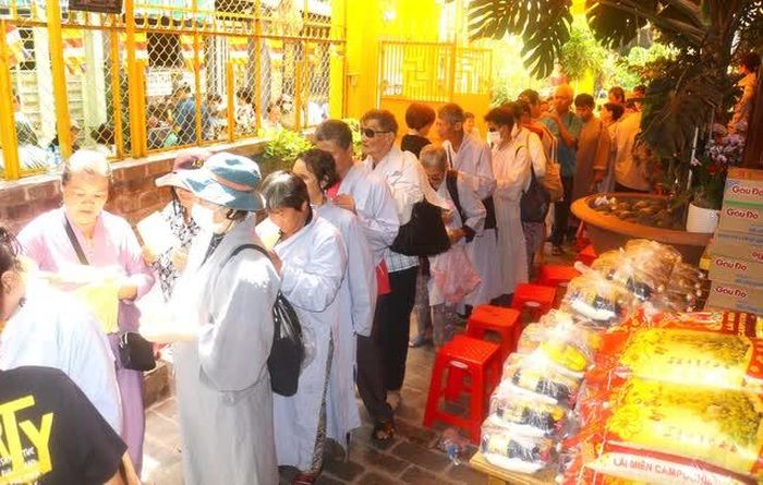 Người khiếm thị đến nhận quà 