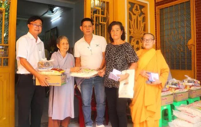 Ni sư Thích nữ Anh Liên trao quà đến người dân