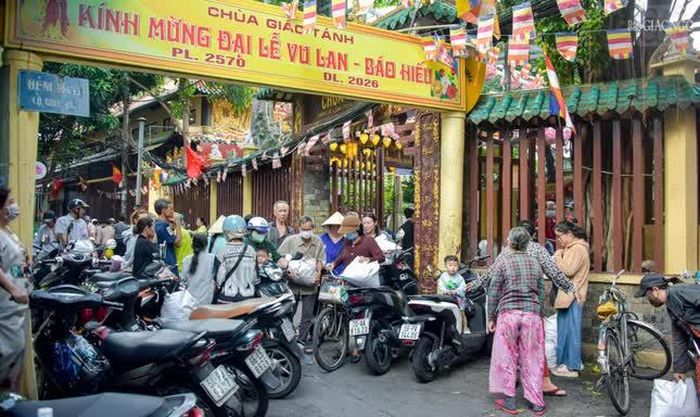 Người dân nhận quà tại chùa Giác Tánh 