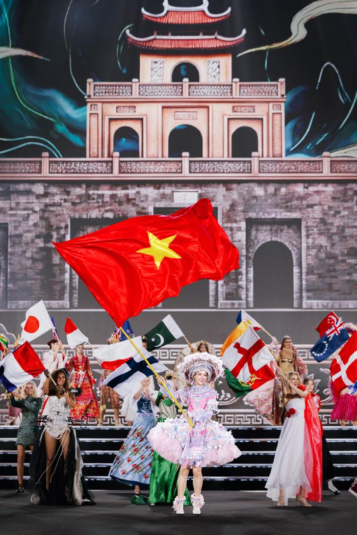111 thí sinh tại phần trình diễn Dances of the World xuất hiện theo nhóm châu lục, mang theo quốc kỳ và giới thiệu bản sắc quê hương qua vũ đạo.