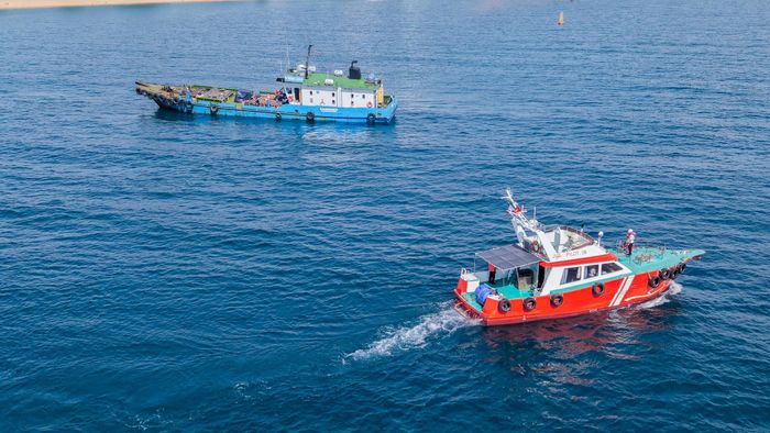 Ca nô Pilot 08 của Hoa tiêu khu vực VIII được điều động tiếp cận vị trí các thuyền viên gặp nạn.